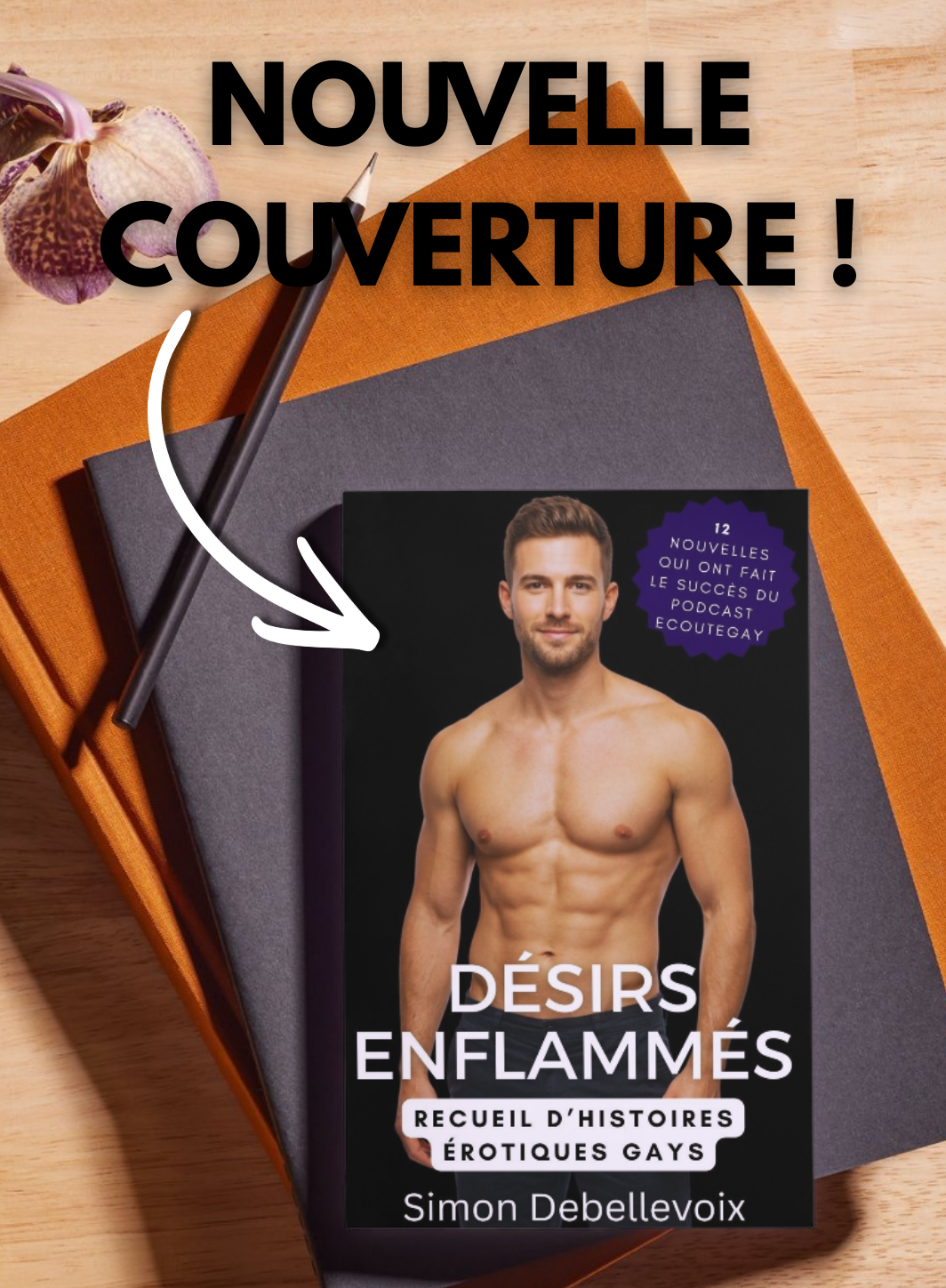 Désirs Enflammés : Recueil d'histoires érotiques gays Bureau en bois clair avec un livre violet intitulé « Désirs Enflammés » de Simon Debellevoix posé sur un cahier ouvert, entouré d’un carnet beige, d’un vase vert avec fleurs orange, d’un bol, d’un verre d’eau et d’un bol de sucre sur fond beige.